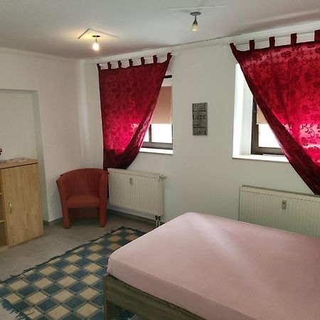Halle, Top -Preise, 79 Qm Sd Fewo, Eg, Wahlweise Mit 1- 3 Dz, Tv Lounge, Kueche, Bad Wc Einfach Und Gut, Langzeitmieter Vb Preise Halle  Luaran gambar
