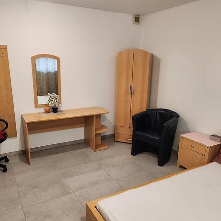 Halle, Top -Preise, 79 Qm Sd Fewo, Eg, Wahlweise Mit 1- 3 Dz, Tv Lounge, Kueche, Bad Wc Einfach Und Gut, Langzeitmieter Vb Preise Halle  Luaran gambar