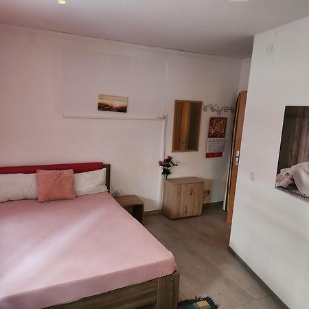 Halle, Top -Preise, 79 Qm Sd Fewo, Eg, Wahlweise Mit 1- 3 Dz, Tv Lounge, Kueche, Bad Wc Einfach Und Gut, Langzeitmieter Vb Preise Halle  Luaran gambar