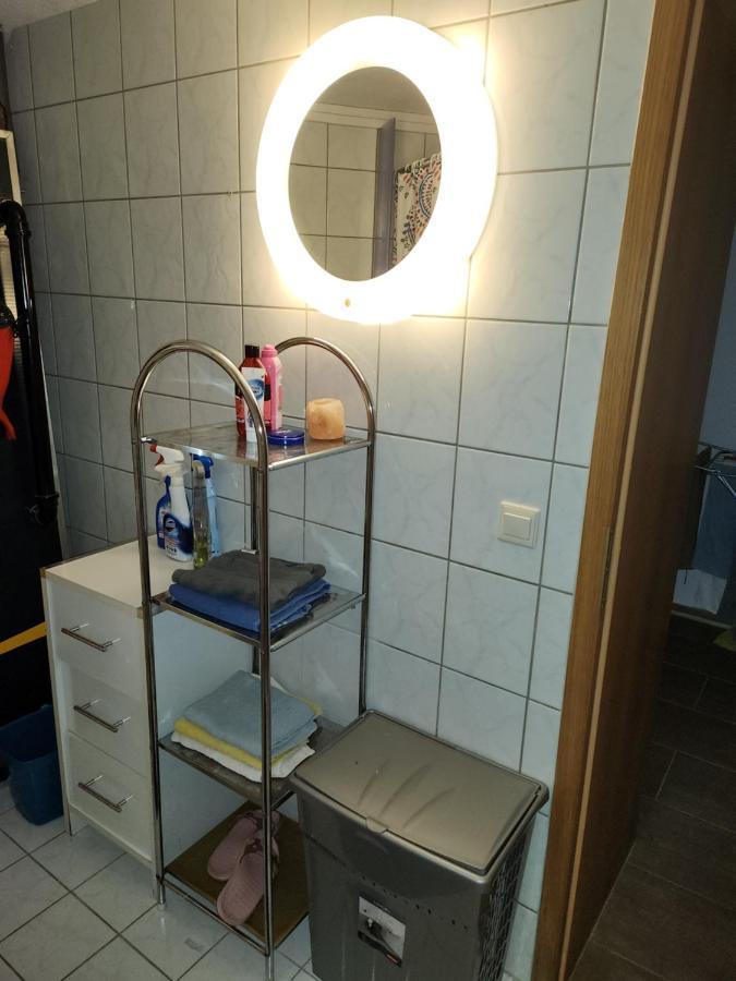 Halle, Top -Preise, 79 Qm Sd Fewo, Eg, Wahlweise Mit 1- 3 Dz, Tv Lounge, Kueche, Bad Wc Einfach Und Gut, Langzeitmieter Vb Preise Halle  Luaran gambar