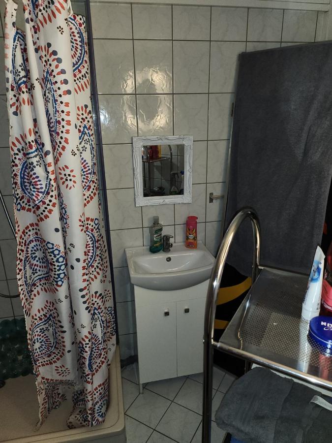 Halle, Top -Preise, 79 Qm Sd Fewo, Eg, Wahlweise Mit 1- 3 Dz, Tv Lounge, Kueche, Bad Wc Einfach Und Gut, Langzeitmieter Vb Preise Halle  Luaran gambar