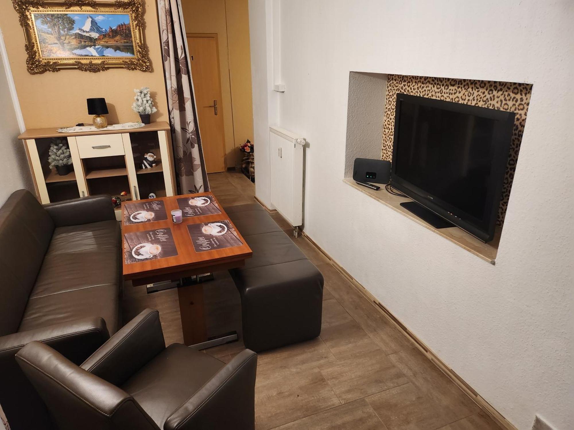 Halle, Top -Preise, 79 Qm Sd Fewo, Eg, Wahlweise Mit 1- 3 Dz, Tv Lounge, Kueche, Bad Wc Einfach Und Gut, Langzeitmieter Vb Preise Halle  Luaran gambar