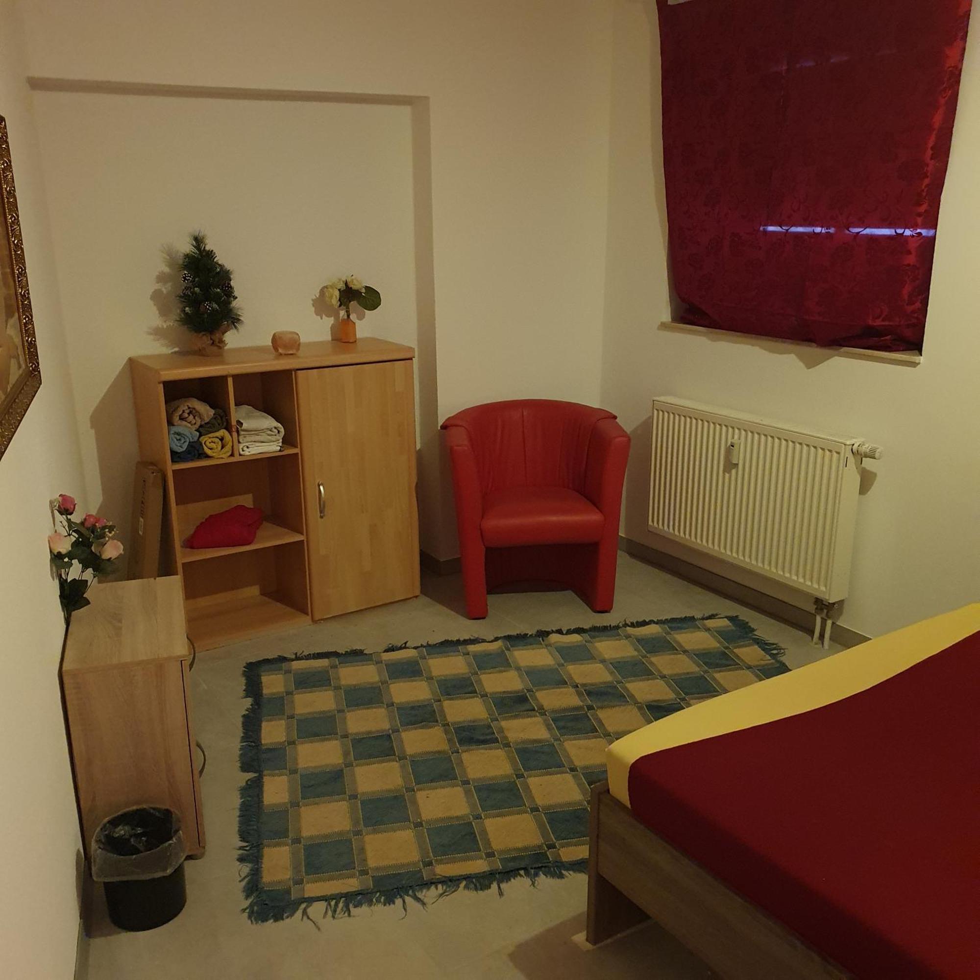 Halle, Top -Preise, 79 Qm Sd Fewo, Eg, Wahlweise Mit 1- 3 Dz, Tv Lounge, Kueche, Bad Wc Einfach Und Gut, Langzeitmieter Vb Preise Halle  Luaran gambar