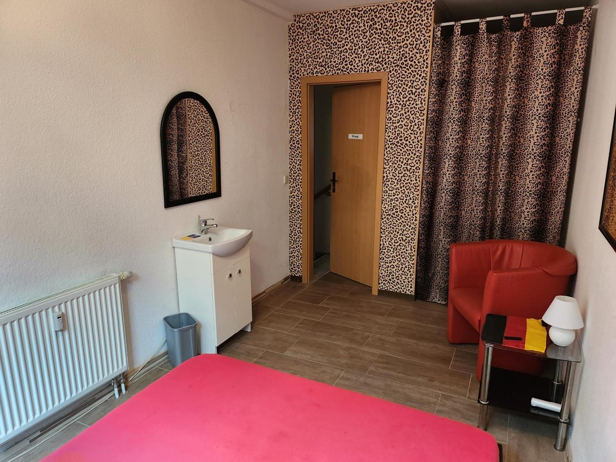 Halle, Top -Preise, 79 Qm Sd Fewo, Eg, Wahlweise Mit 1- 3 Dz, Tv Lounge, Kueche, Bad Wc Einfach Und Gut, Langzeitmieter Vb Preise Halle  Luaran gambar