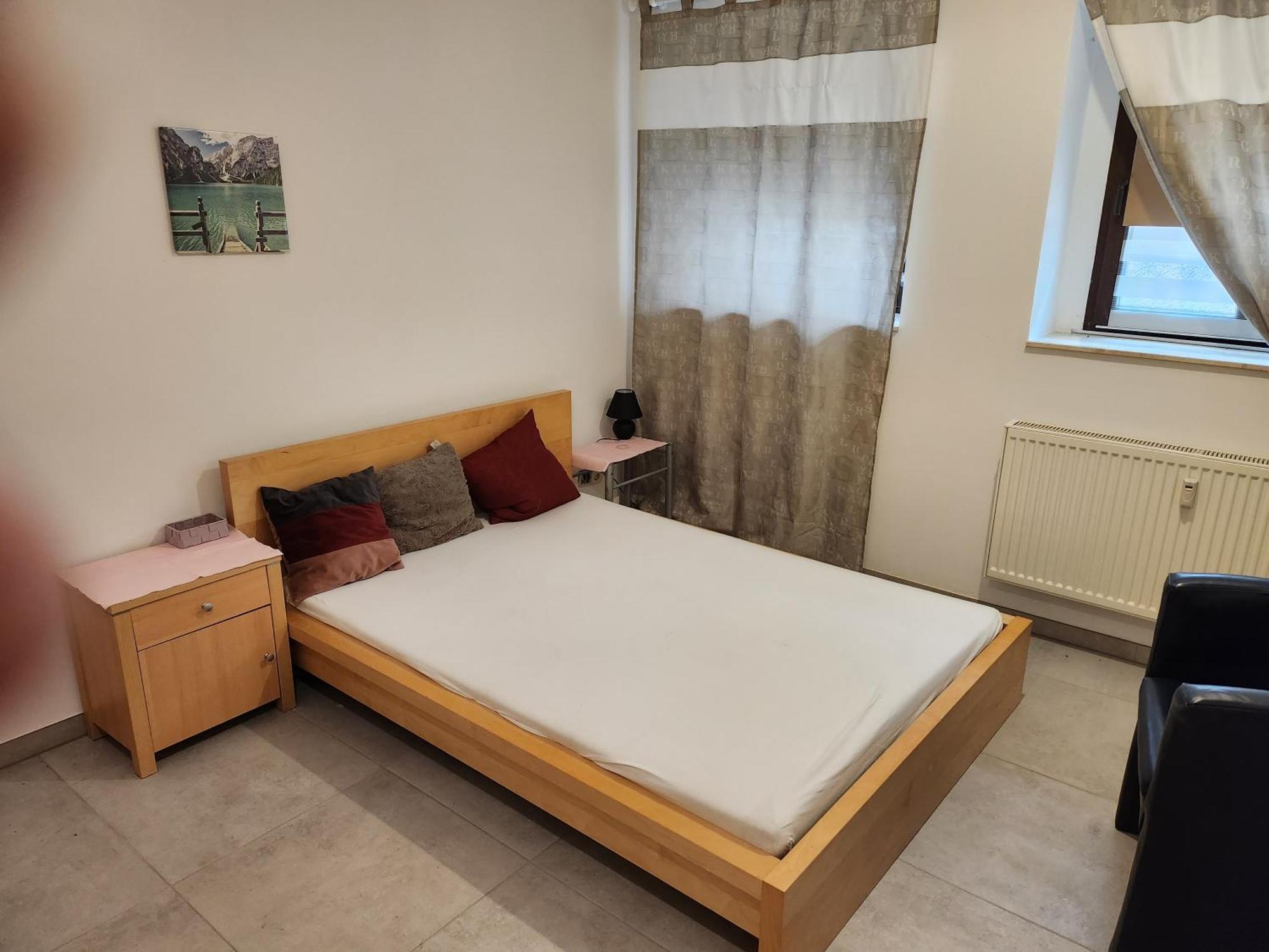 Halle, Top -Preise, 79 Qm Sd Fewo, Eg, Wahlweise Mit 1- 3 Dz, Tv Lounge, Kueche, Bad Wc Einfach Und Gut, Langzeitmieter Vb Preise Halle  Luaran gambar