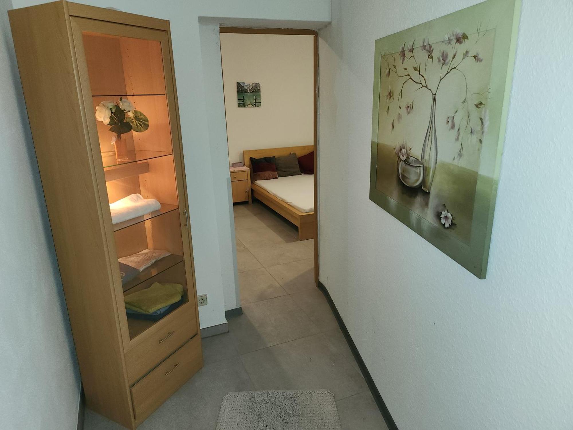 Halle, Top -Preise, 79 Qm Sd Fewo, Eg, Wahlweise Mit 1- 3 Dz, Tv Lounge, Kueche, Bad Wc Einfach Und Gut, Langzeitmieter Vb Preise Halle  Luaran gambar