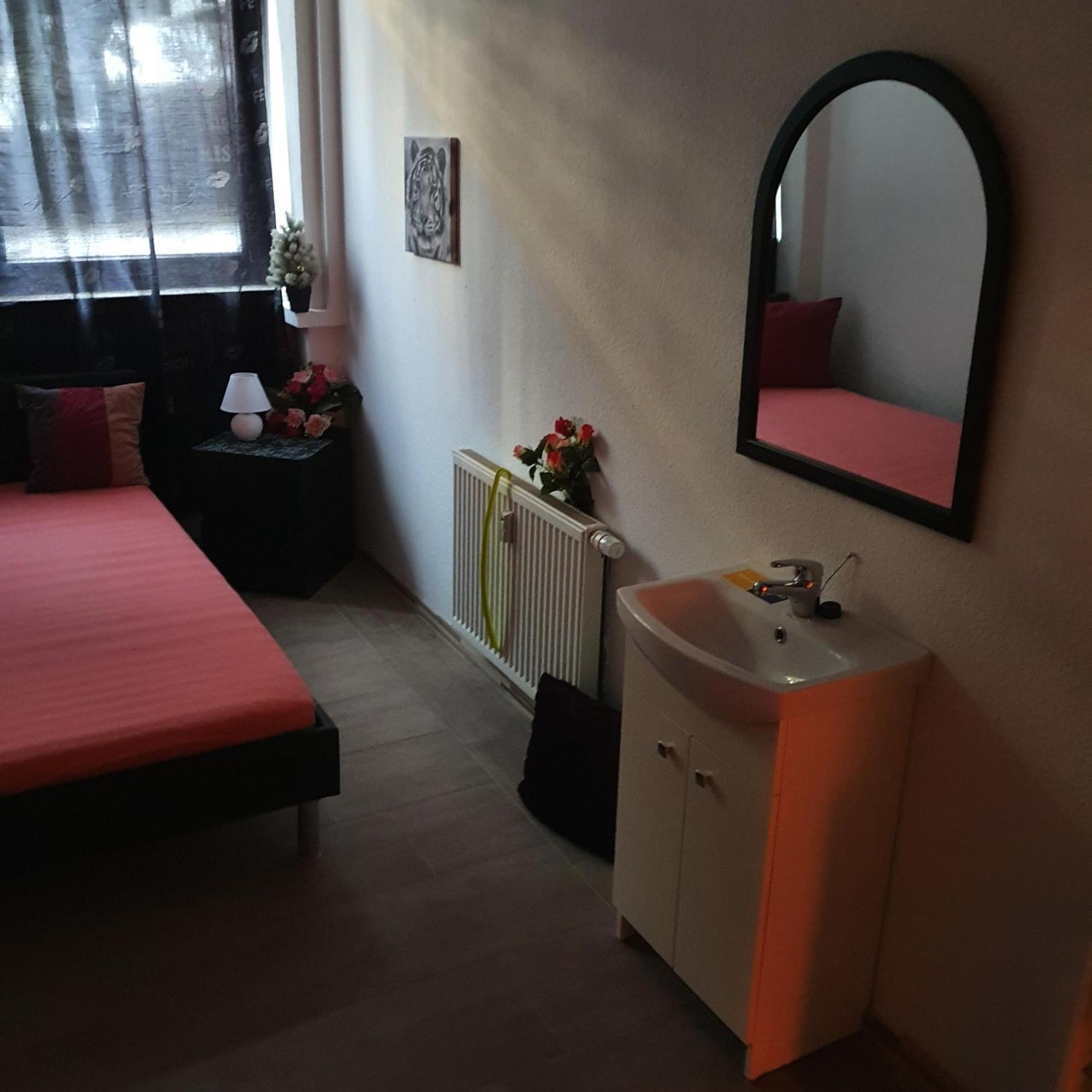 Halle, Top -Preise, 79 Qm Sd Fewo, Eg, Wahlweise Mit 1- 3 Dz, Tv Lounge, Kueche, Bad Wc Einfach Und Gut, Langzeitmieter Vb Preise Halle  Luaran gambar
