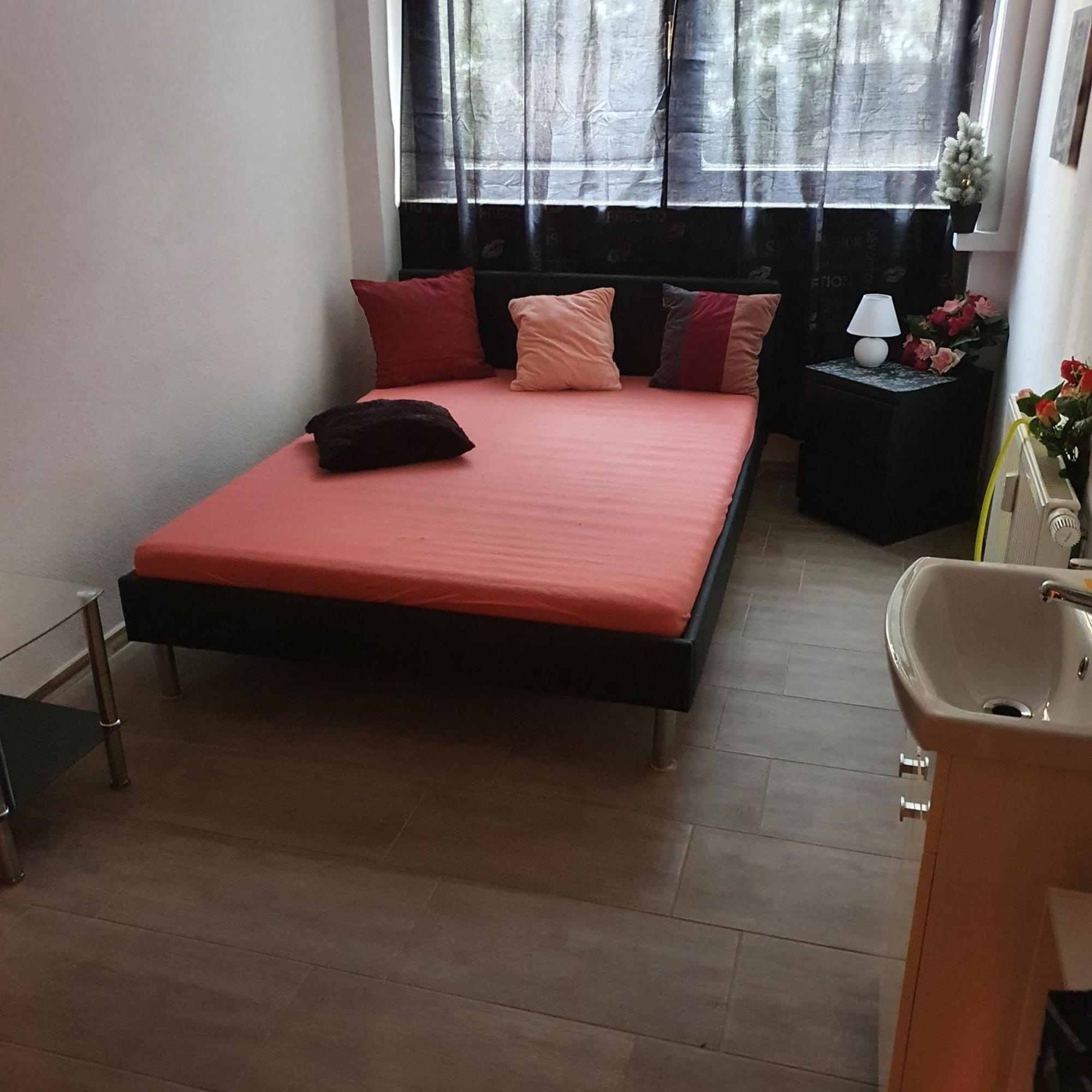 Halle, Top -Preise, 79 Qm Sd Fewo, Eg, Wahlweise Mit 1- 3 Dz, Tv Lounge, Kueche, Bad Wc Einfach Und Gut, Langzeitmieter Vb Preise Halle  Luaran gambar