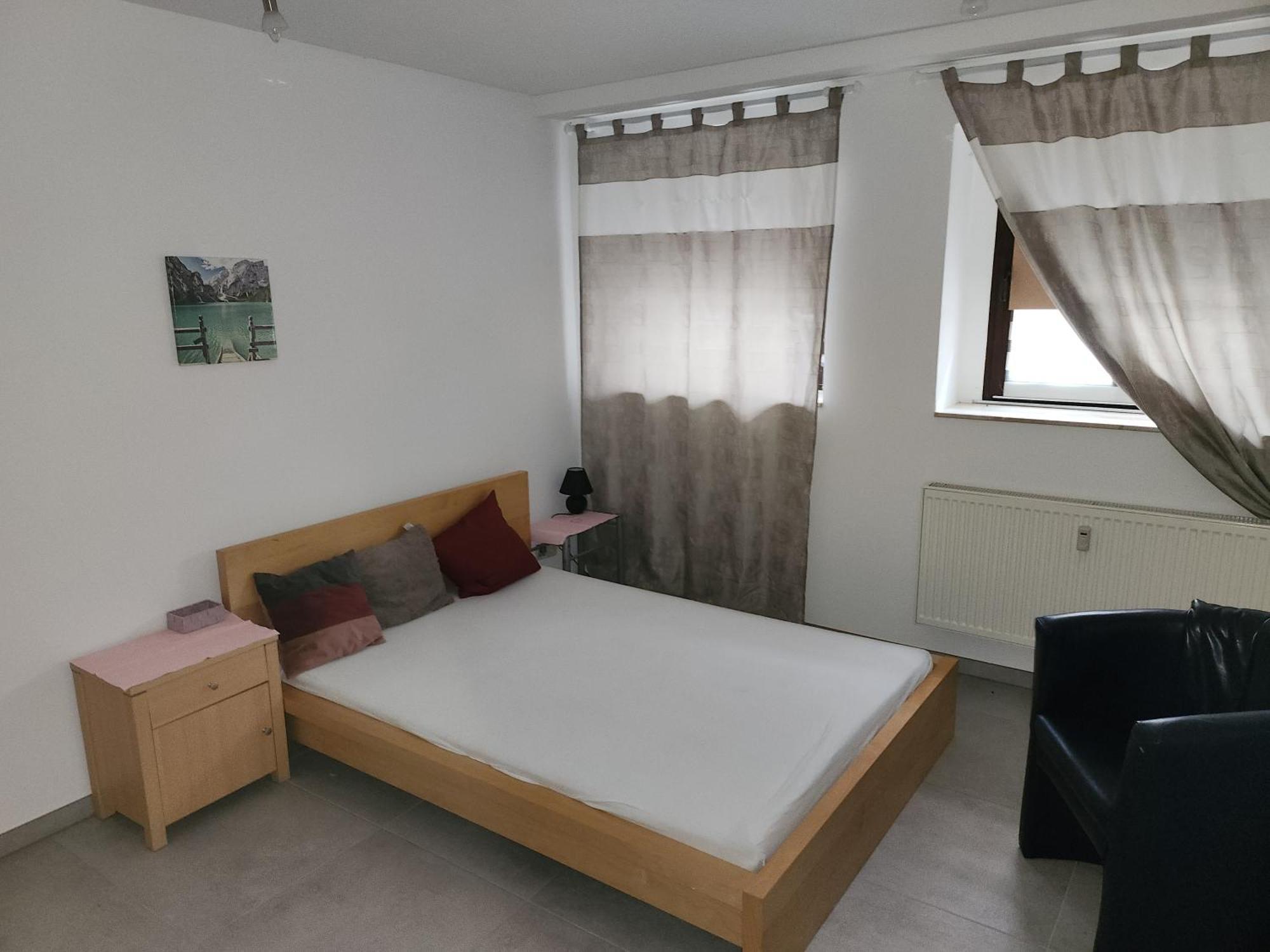 Halle, Top -Preise, 79 Qm Sd Fewo, Eg, Wahlweise Mit 1- 3 Dz, Tv Lounge, Kueche, Bad Wc Einfach Und Gut, Langzeitmieter Vb Preise Halle  Luaran gambar