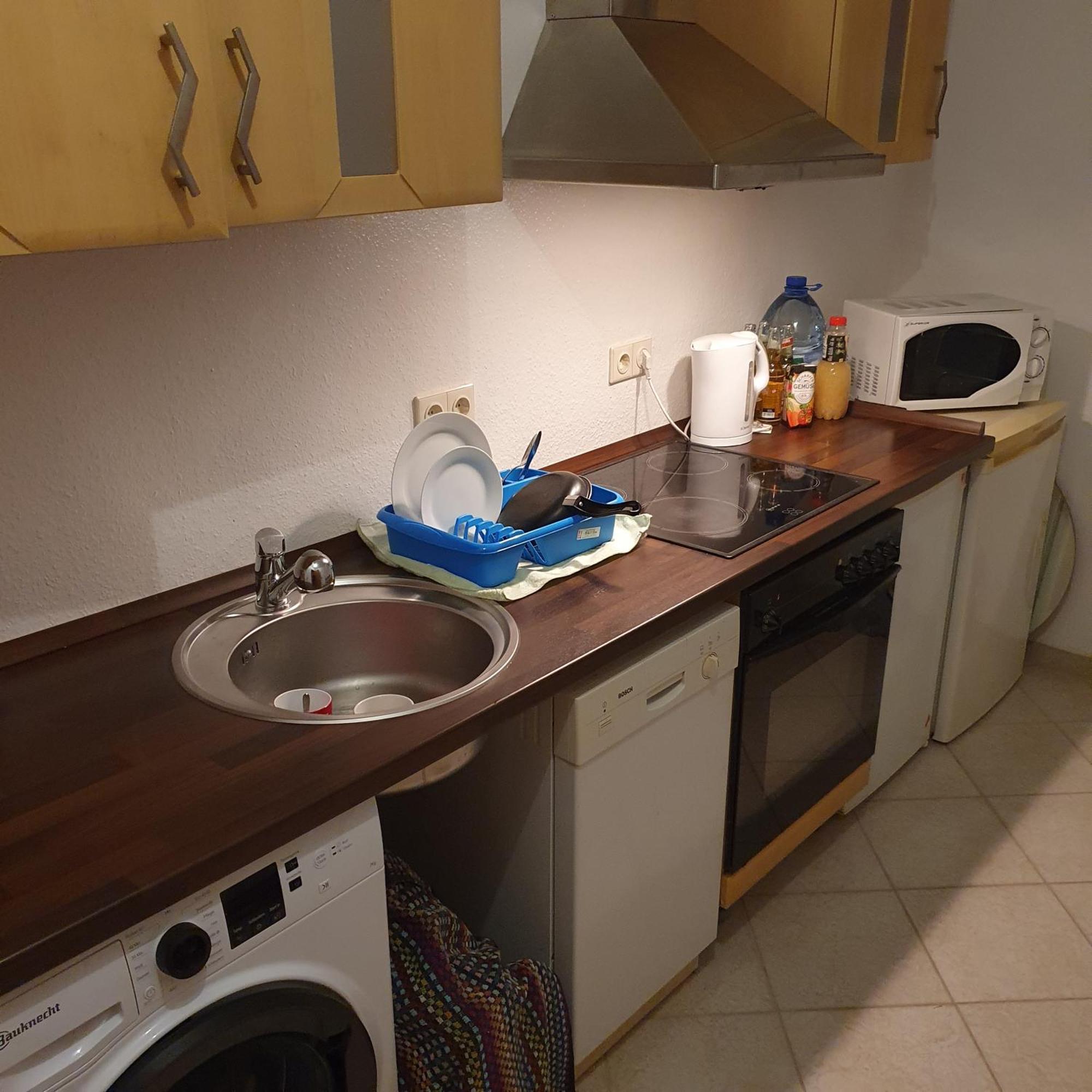Halle, Top -Preise, 79 Qm Sd Fewo, Eg, Wahlweise Mit 1- 3 Dz, Tv Lounge, Kueche, Bad Wc Einfach Und Gut, Langzeitmieter Vb Preise Halle  Luaran gambar