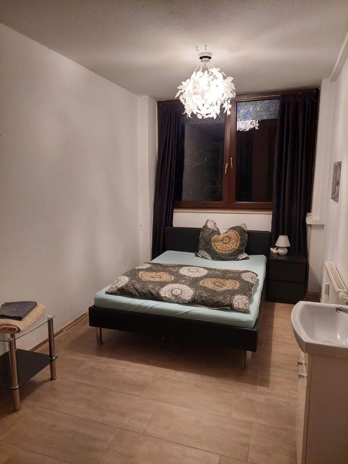 Halle, Top -Preise, 79 Qm Sd Fewo, Eg, Wahlweise Mit 1- 3 Dz, Tv Lounge, Kueche, Bad Wc Einfach Und Gut, Langzeitmieter Vb Preise Halle  Luaran gambar