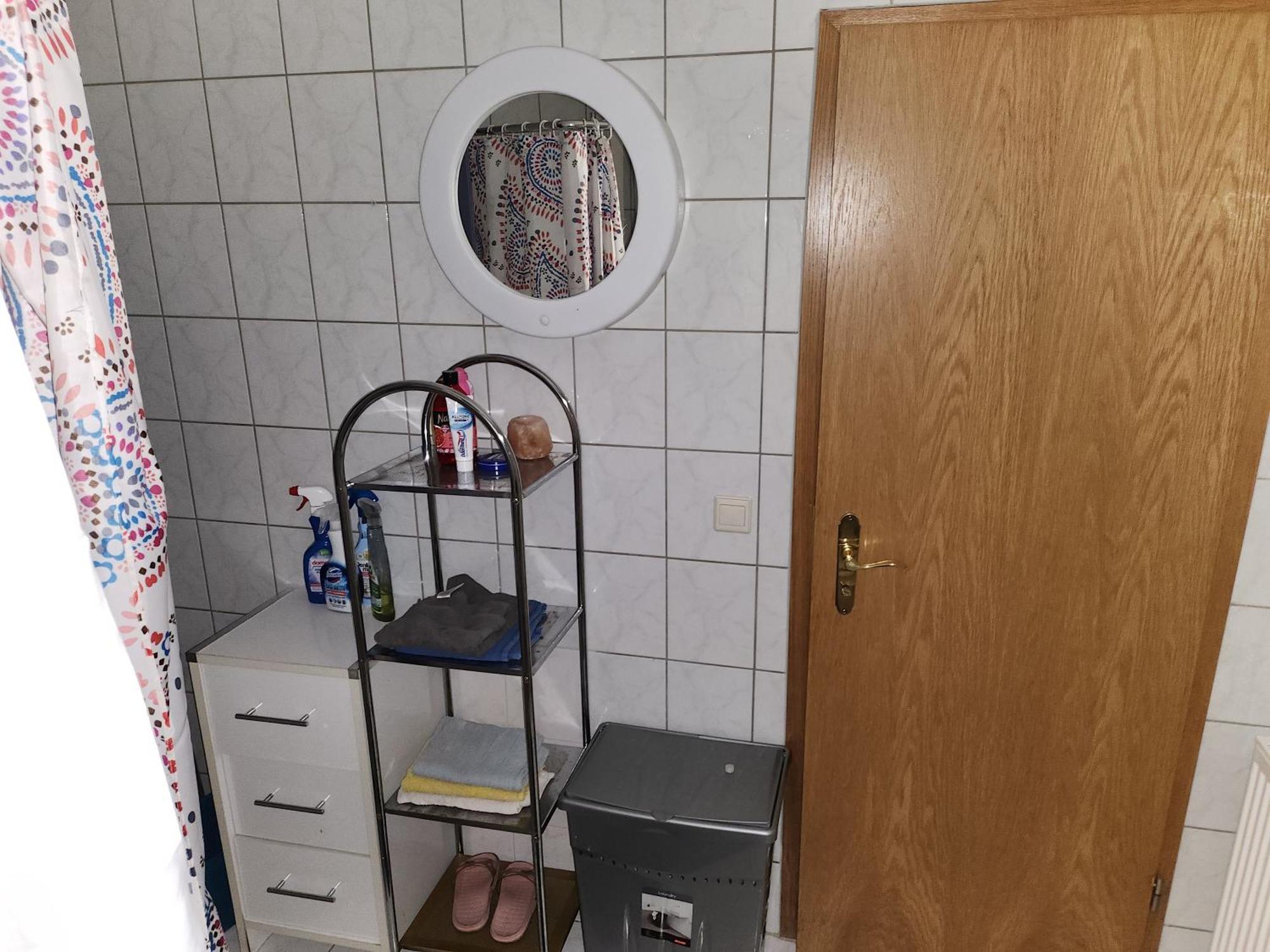 Halle, Top -Preise, 79 Qm Sd Fewo, Eg, Wahlweise Mit 1- 3 Dz, Tv Lounge, Kueche, Bad Wc Einfach Und Gut, Langzeitmieter Vb Preise Halle  Luaran gambar
