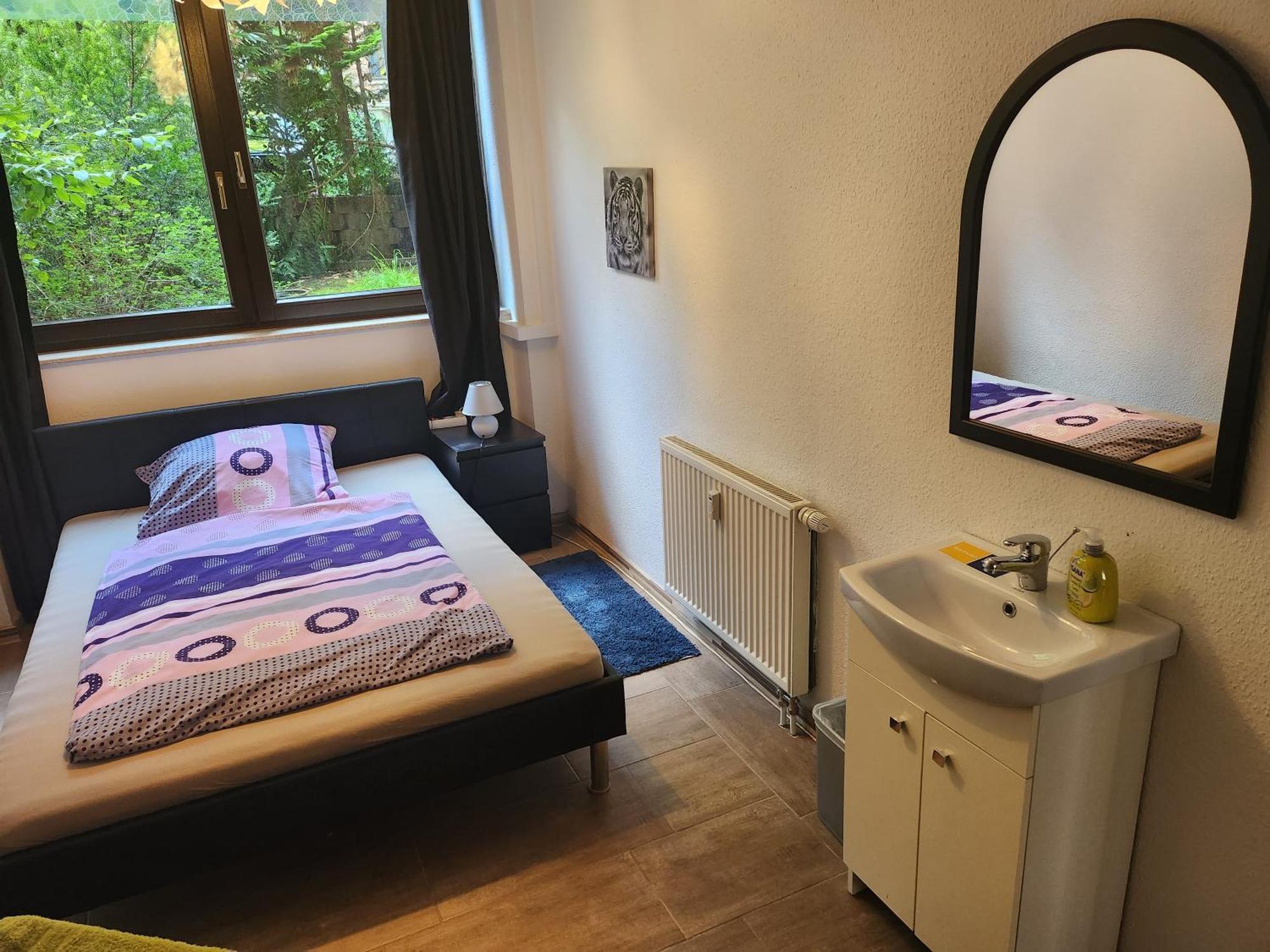 Halle, Top -Preise, 79 Qm Sd Fewo, Eg, Wahlweise Mit 1- 3 Dz, Tv Lounge, Kueche, Bad Wc Einfach Und Gut, Langzeitmieter Vb Preise Halle  Luaran gambar
